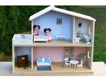Drewniany domek dla lalek z ceramiczną łazienką i mebelkami